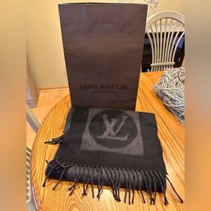 Louis Vuitton Unisex Authentic Scarf